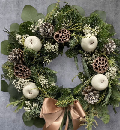 White natural wreath - A serene White Natural Wreath featuring lush foliage, frosted pinecones, white berries, snowy lotus pods, glossy baubles, and a champagne satin bow.